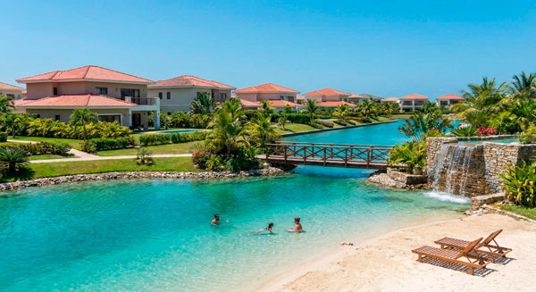 Familia disfrutando en la orilla de una laguna natural en un fraccionamiento residencial